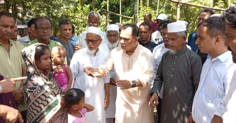 জগন্নাথপুরে নৌকাডুবির ঘটনায় নিহতদের স্বজনদের সঙ্গে সাক্ষাৎ করলেন এমপি, দিলেন অনুদান