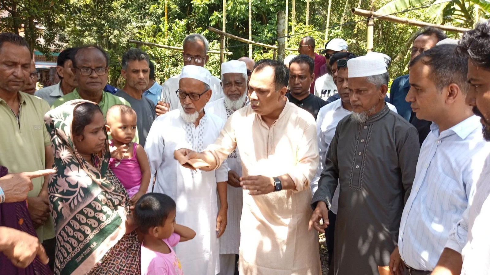 জগন্নাথপুরে নৌকাডুবির ঘটনায় নিহতদের স্বজনদের সঙ্গে সাক্ষাৎ করলেন এমপি, দিলেন অনুদান