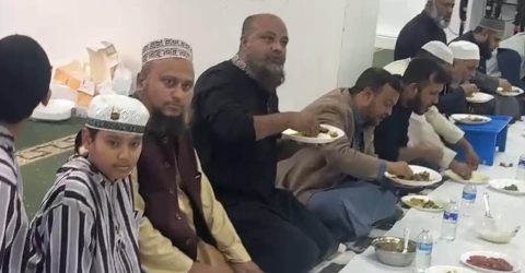 বিঅন টিভি ইউকের সম্মানে সিরাজাম মুনিরা মসজিদের মধ্যাহ্ন ভোজ