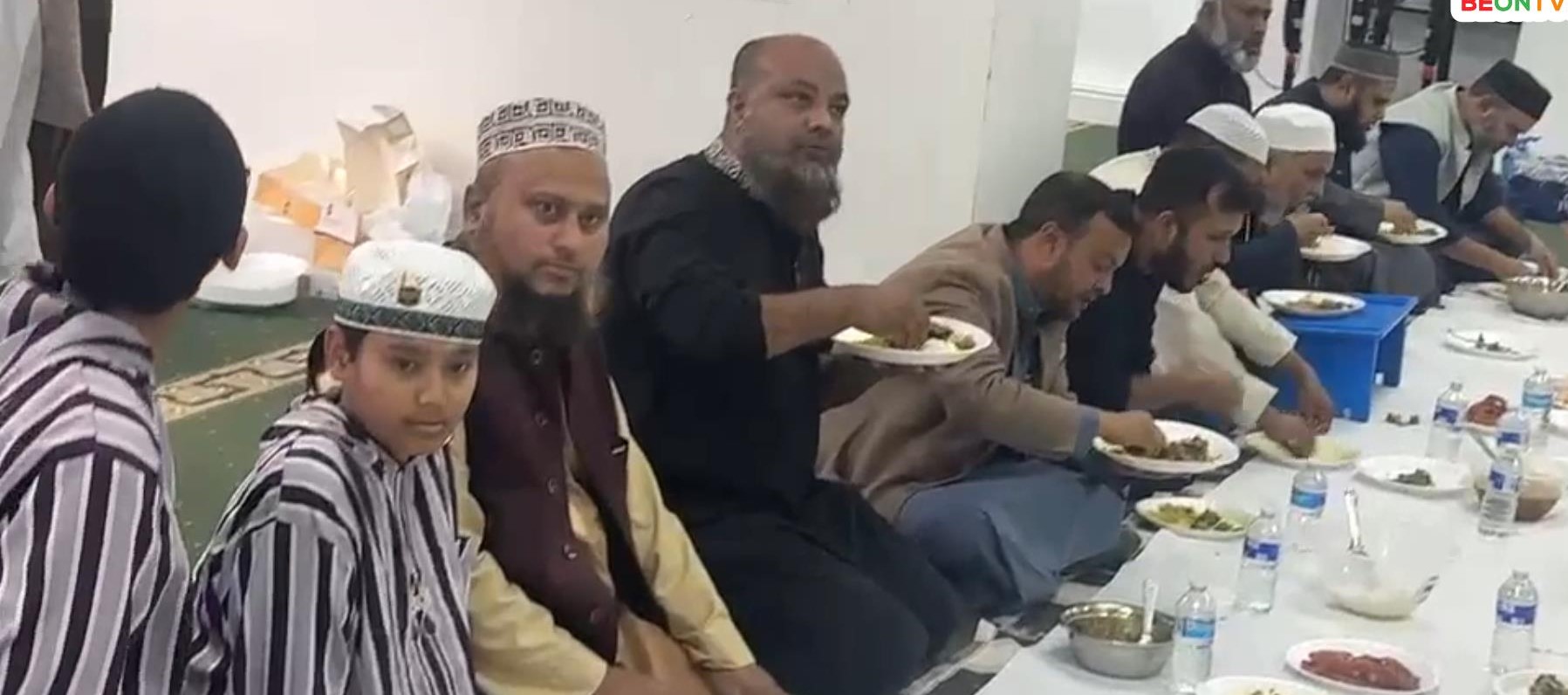 বিঅন টিভি ইউকের সম্মানে সিরাজাম মুনিরা মসজিদের মধ্যাহ্ন ভোজ