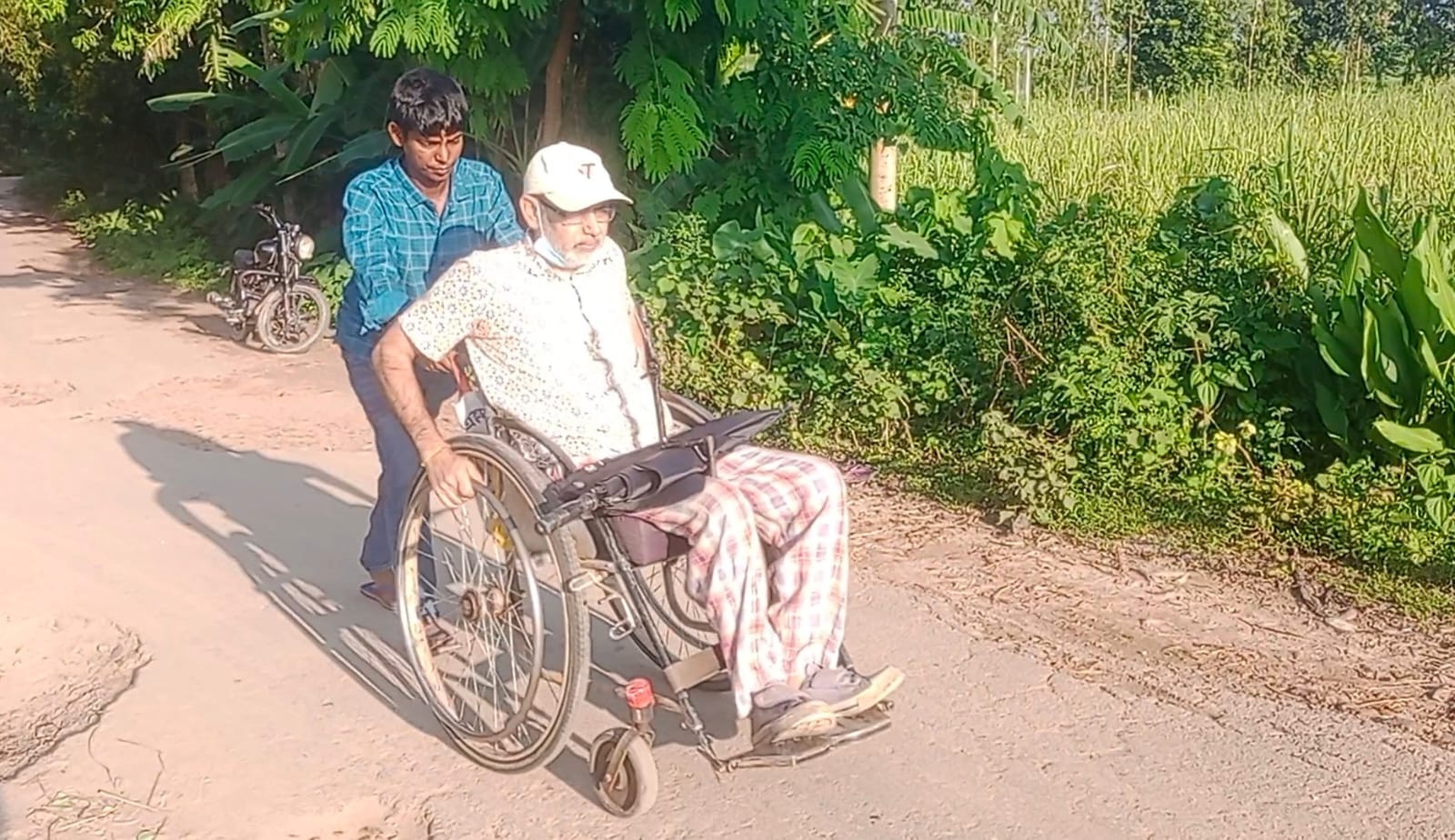 চুনারুঘাটে হুইলচেয়ারেই কাটে শিক্ষকের জীবন: বর্ষায় কাদা-পানি আর ভাঙা ব্রিজ পেরিয়ে বিদ্যালয়ে যাওয়ার বুকভাঙা সংগ্রাম