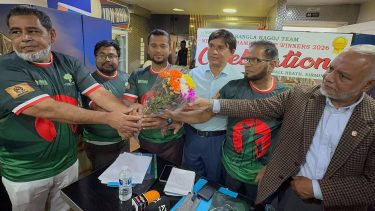 বাংলা কাগজের মিডিয়া কাপ চ্যাম্পিয়ন উদযাপন